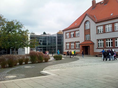 Blick vom Schulhof zum Haupthaus